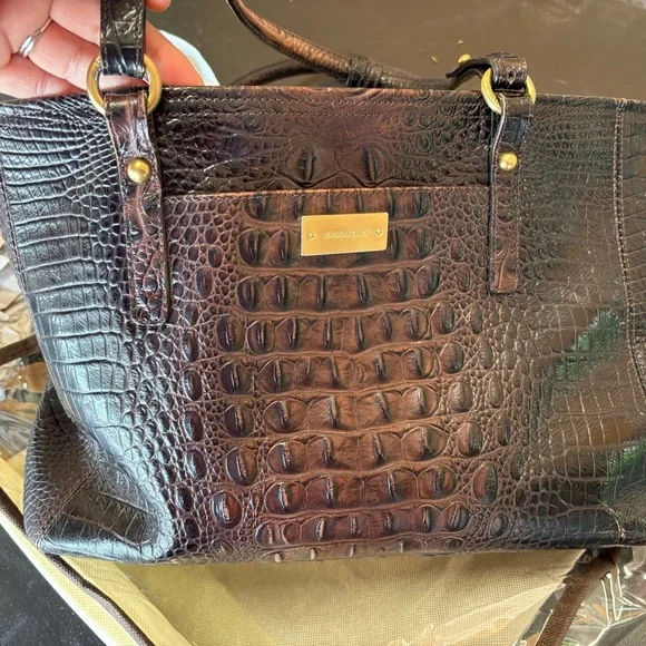 Elegant Brown Crocodile-Embossed Women's Bag - Picture 3 of 6